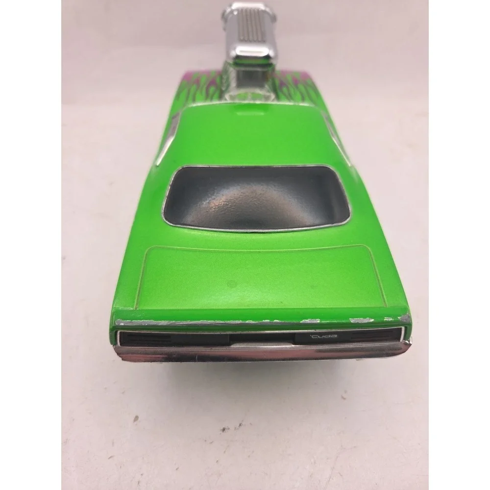 Muscle Machine 1/18 1970 Plymouth HEMI CUDA 2000 Funline Green W/ Purple Flames